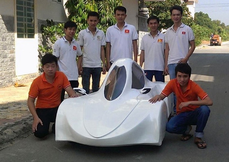Nhóm sinh viên bên chiếc xe được chế tạo.
